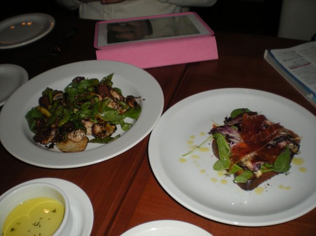 前菜はイカとチョリソーの炒め物と生ハムのサラダ？？<br /><br />どちらも普通<br /><br />すっごくおいしいというわけでもない<br /><br />でも、最初に出てきたトマトパンはすっごくおいしかった