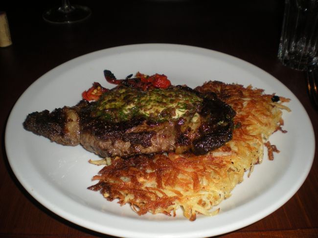 メインはやはり肉<br /><br />大きいし、じゃがいも大量