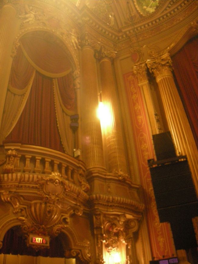 ここの教会は観光でも訪れる人がいるところです。<br />教会の中の装飾はすごくきれい。