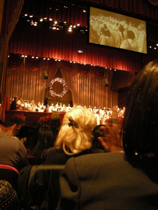 歌詞が上のスクリーンにも出るので内容がわかります