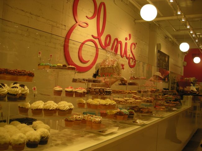 ゴスペルの後はチェルシーマーケットに行ってみました。<br />カップケーキで有名なEleni's。<br />かわいい！けど、あまそうぅ〜