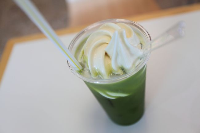 グリーンティー　フロート　350円<br /><br />これで鷲づかみ。<br /><br />売店奥に食堂兼休憩所があります。