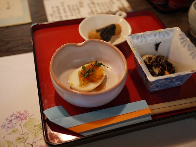 11：30　手打ちそば　かくれみの<br /><br />ならまちから車で10分程。<br /><br />古民家を改築した素敵なお店でした。<br />駐車場はお店の裏に数台分。<br /><br />おまかせランチ　1200円<br />写真はそばがきの揚げ品川巻等の前菜。