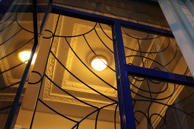 初めてきたイスラム圏。<br /><br />建物の模様も独特です。<br /><br />深夜なので外は真っ暗。