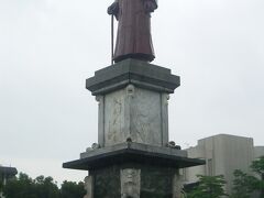 その東側にある介寿公園は、台湾の政治家・林森を記念して造られた公園。林森の銅像も建てられています。