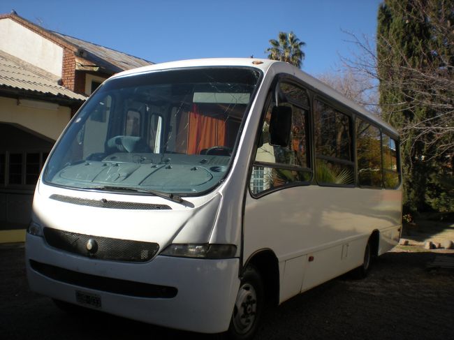 ワイナリーツアーに出発<br /><br />ちょっとがたがたのミニバス<br /><br />しかも出発時間30分も過ぎてるのに、へっちゃらな感じ<br /><br />そのくせ、こっちに求める集合時間にはうるさい