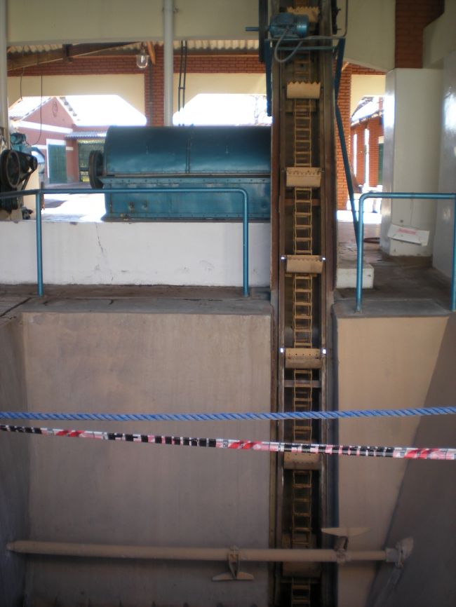 ぶどうを入れてつぶす機械