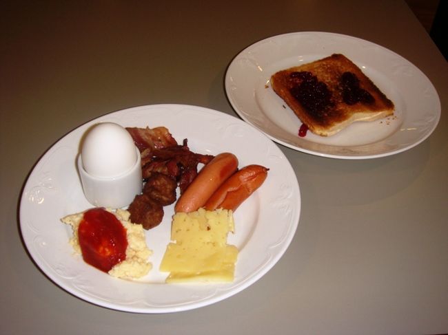 朝食！割と種類もたくさんあって毎日飽きませんでした。ヨーグルトの種類が結構あって、トッピングも！<br />だけど朝から歩き回るからって毎日おなかいっぱいになるほど食べてたら帰ってきたらすごく体重が増えていてだいぶショックでした(笑)