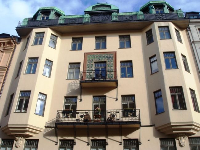 お腹もいっぱいになったところで、いよいよストックホルムの街歩きへ！<br />なんだかよくわからないけど豪華なアパート？