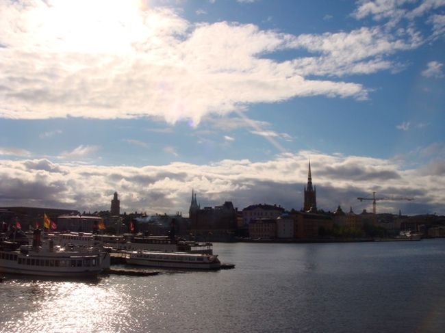 まずは市庁舎へ向かいます。地下鉄を乗り継いで、中央駅からぶらぶら歩く。自転車通勤の人が多いのかなあという印象。<br />とっても良いお天気だった！<br />こちらは観光船の船着き場のそば。水の都ストックホルムって感じです。