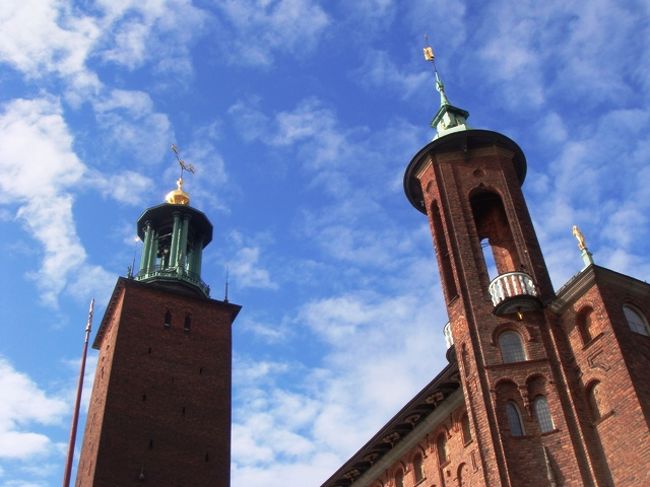 市庁舎の塔。夏季はかなり早くから登れるということで、一番早い回に行きました。８時半ぐらいかな？着いたときはまだお客さんもほとんどおらず。<br />トイレに行きたすぎてよろよろしながら探しまわって、でもなくってついぞやばいとお土産屋さんで聞いたら結構すぐ分かるところにあって恥ずかしかったです(笑)