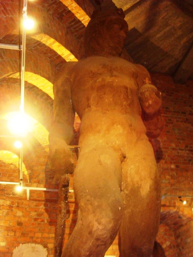 並んでいる何人かで区切って塔の中へ(すごく狭いので一度に入れない)。昼ごろになるとすごく行列するってガイドブックに書いてあったので一番に行ってゆっくり見られてよかった〜、正解！<br />途中にあるホールまでは階段かエレベーター、そこから一番てっぺんまではぐるぐる迷路みたいな一本道を歩いて。こういうときはかならずてっぺんまで階段で上る派です。<br />これはそのホールにどーんと立っている巨大な像(笑)ストックホルムの番人というらしいですよ。あと胸像がたくさん飾られていました。