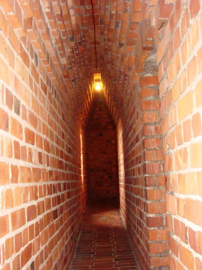 地味に坂道になっているらせんの通路をひたすら歩きます。<br />結構長い(笑)でもこういうところってわくわくする！