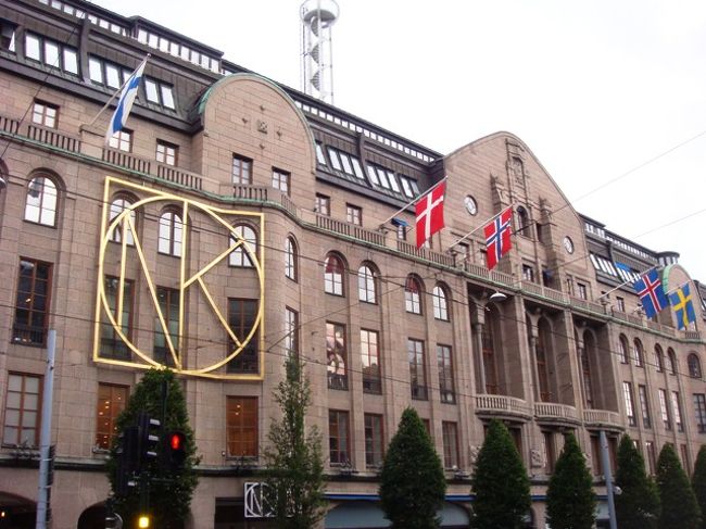 塔を下りて、市庁舎内部の見学はまあいいかなとスルーしてヴァーサ号博物館に向かいます。<br />博物館のあるユールゴーデン島まではトラムで行くのですが、市庁舎からトラムの出ているところまではこれが結構歩きます。でも観光がてらだから苦ではなかったかな。これは有名なNK(エヌコー)デパート。