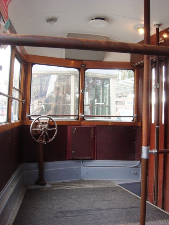 トラム内部。ストックホルムカードで乗り放題なので運転手のおじさんに見せて乗りこむ。2両か3両だったかな？おじさんもにっこり笑ってくれて安心安心♪<br />ちなみに下りて向かったヴァーサ号博物館は、入り口がもうおっそろしいぐらいの長蛇の列。10時半ぐらいだったと思うんだけどなあ…<br />というわけで、最終日の早朝（もう開いてすぐぐらいに！）から行くことにして予定変更、スカンセン野外博物館へ。