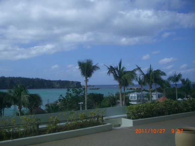 ホテルから北へ海岸沿いを走ります。空と海の色、きれい、きれいの連発。<br /><br />ここはグラスボートが出来るビーチです。