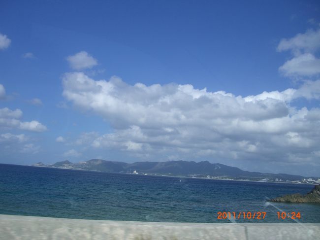 名護市を超えて、古宇利島へ向かっています。<br /><br />小さい橋を渡りますが、海が近いので、車から降りてみます。
