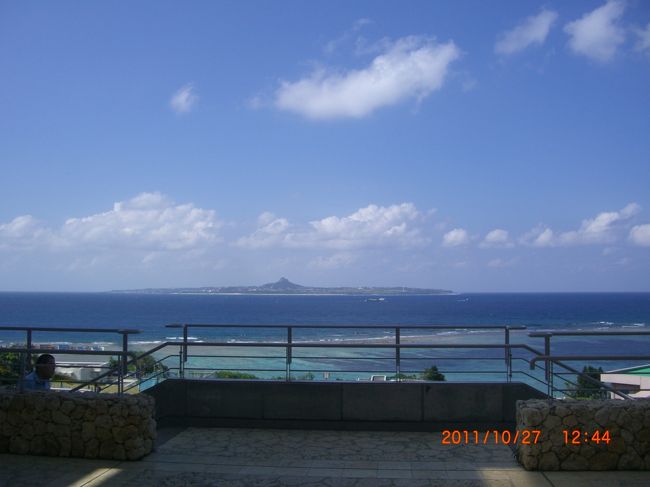 向こうに見えるのは、伊江島です。