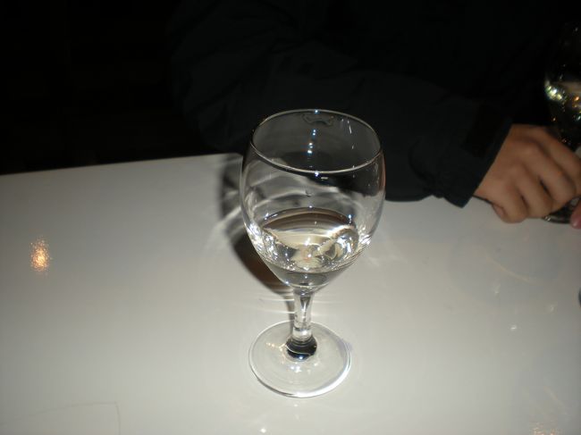 試飲<br /><br />水かと思ったら白ワインでした<br /><br />私は白は苦手です。。。<br /><br />2杯目は赤でおいしかったので、同じのを購入