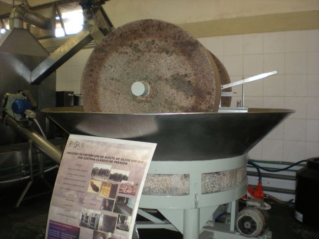 オリーブをつぶす機械<br /><br />原始的？<br /><br />今は使われていません
