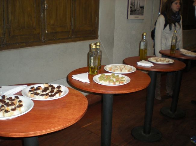 場所を移動して試食<br /><br />色々なオリーブオイルをパンにかけていただきました<br /><br />一番おいしかったのは、精製してないオイル<br /><br />初めて食べたけど、こんなにおいしいものだったとは<br /><br />ほんとは大きいボトルがほしかったけど<br /><br />これから移動がいっぱいなので、小さいボトルを購入