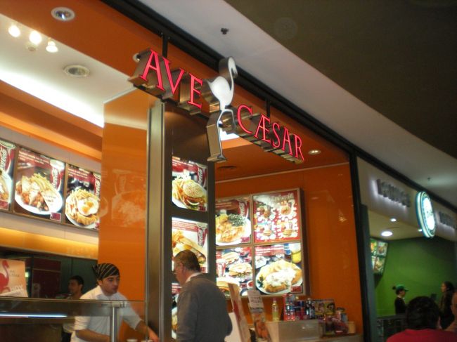 ショッピングセンター内のフードコート<br /><br />チキン屋さん