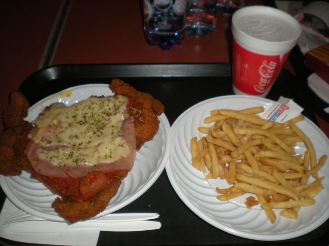 チキンのあげたやつにトマトソースとチーズがかかってます<br /><br /><br />おいしい