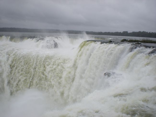 どひゃーーーーーーーー<br /><br />この勢いには呑み込まれる<br /><br />柵があるけど、つい飛び越えそう<br /><br />恐ろしや。。。。。。。<br />