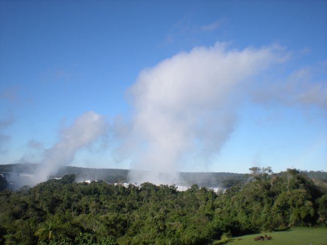 7月8日　快晴<br /><br />雲ひとつない空にイグアスの滝から雲が出来ていく