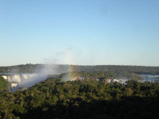 ホテルの屋上に展望フロアがあることを知る<br /><br />かなりいい眺め<br /><br />自然ってすごい<br /><br />何百年、何千年、何億年も前からこの滝はあるんだね