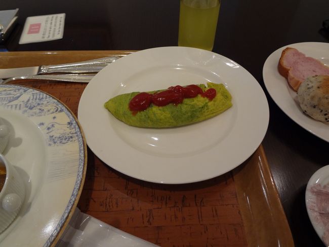 オムレツは、<br />普通のオムレツ・緑のオムレツ・白のオムレツ<br />の３種類から選べました。<br /><br />せっかくなので、緑のオムレツ（野菜の緑色らしいです）を<br />いただきま〜す♪