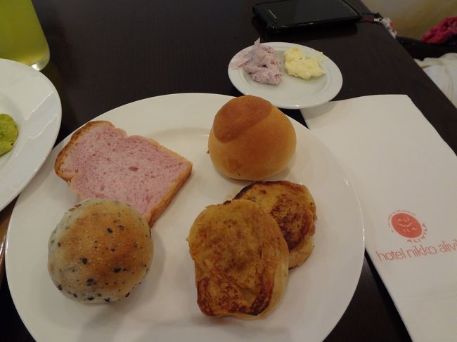 紅芋やパイナップルのバターをつけて、<br />ついついパンを食べ過ぎてしまいました。。