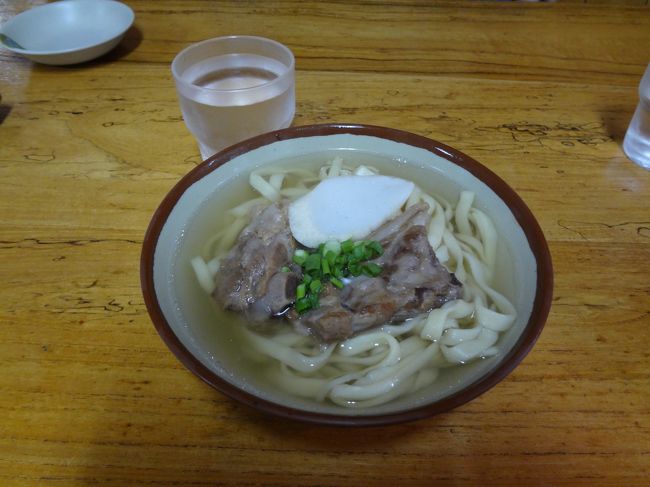 私は、店名がついた、<br />中山そばを頂きま〜す。<br /><br />ふんわりと鰹節の香りが漂うスープに、<br />コシのある麺♪