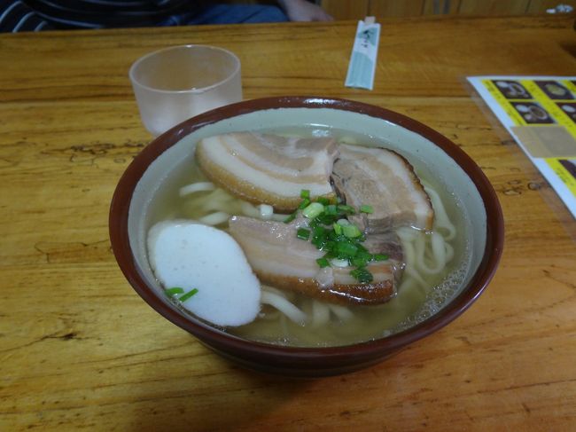 夫はソーキそばをオーダー。<br />こちらもお肉がすっごく柔らくて、<br />美味しかったです♪