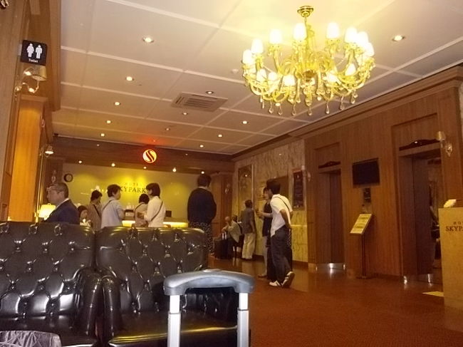 ロビーです。奥にフロント。<br />ホテルの方はみな、日本語も英語も完ぺきです。<br />そして接遇も素晴らしい！感動〜☆<br /><br />写真左には両替もできるセブンイレブンが併設。<br />日本に住んでいたことがあるという店員さんとスカイツリーや浅草の話もしました。<br /><br />ちなみにこの写真に写っているのは全員日本人旅行客。<br />キャリーバッグの持ち手が写り込んですみません。