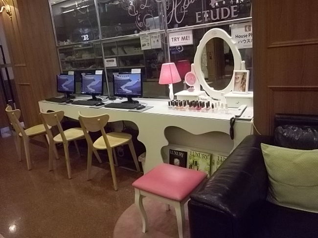 ロビーのサービスコーナー。<br />左はパソコン、右には鏡台にマニキュアがずらり。もちろん無料で使ってOKです。<br /><br />パソコンは日本語対応と書いてあったけれど、ハングルと英語しか出なかった・・・ローマ字で入力して、日本語のページへ行くという手法で何とか使えました。