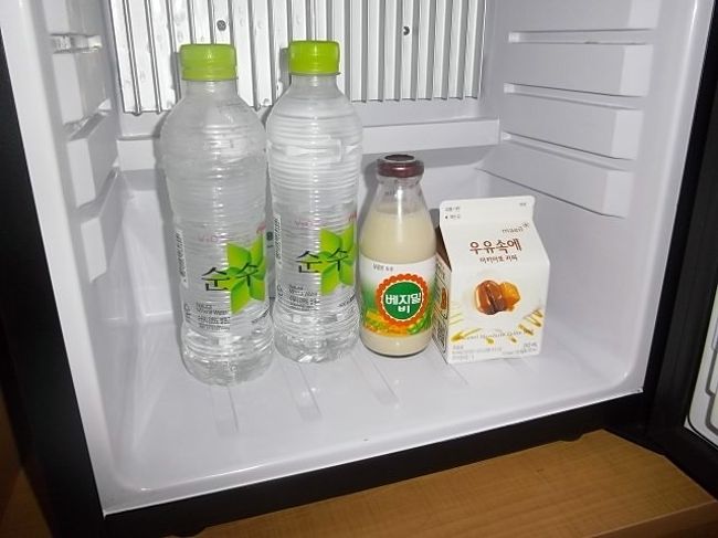 冷蔵庫にはミネラルウォーターが２本入っていました。(おそらくいろはす)<br /><br />小さいけれど、飲みものしかいれなかったので充分♪