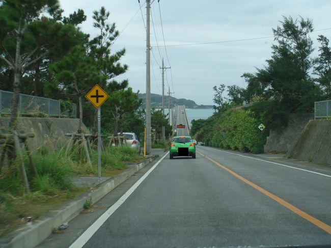 この日も雨が降ったり止んだり、あいにくの空模様。。<br />次の目的地は古宇利島なのですが･･･。<br />