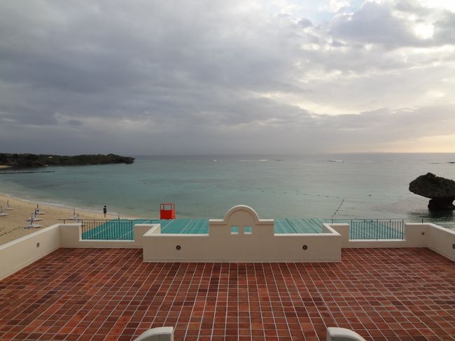 ホテルに着くと、<br />雲がずいぶん薄くなって、<br />今日は夕日が見られそうな予感☆<br /><br />ということで、<br />到着早々、<br />家族でホテルのビーチに下りてみました。