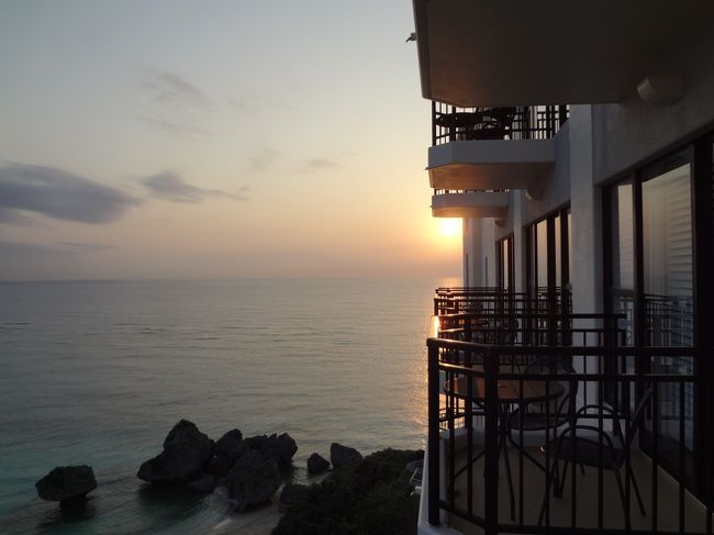 お部屋に戻ると、<br />ちょうど夕暮れの時間でした。<br /><br />ちょっと見え辛いですが、<br />夕日も見られました！