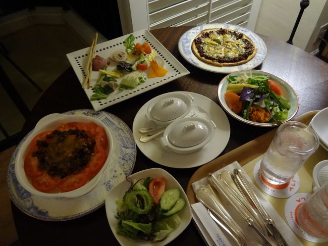 長時間ドライブで疲れたのか、<br />本日の娘はちょっと不機嫌…。<br /><br />レストランに食べに行くのは諦めて、<br />ルームサービスを取る事にしました。<br /><br />沖縄ならではの食材を使ったオードブルやピザ等、<br />どのお料理も美味しく頂きました♪