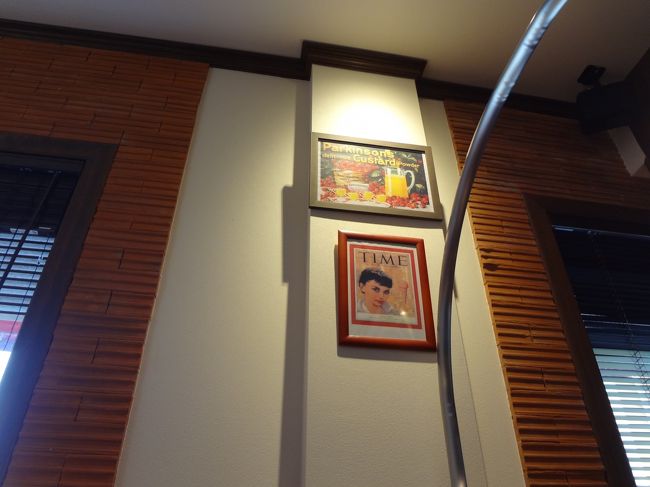 アメリカンなインテリアにボックス席が並ぶ店内で、<br />お客さんも、海外の方達多数でインターナショナルな雰囲気。<br />（というより、日本人がほとんどいませんでした･･･）<br /><br />これは、お食事も楽しみだ♪