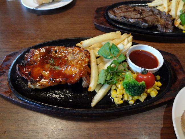 私がオーダーしたのはチキンソテー。<br />お値段手ごろでボリュームは○。<br /><br />お肉はとってもジューシでした！