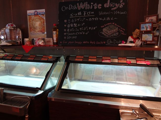 娘がおとなしいうちに、手早くお食事を済ませ、<br />目指すは、ブルーシールアイス３０種類が並ぶ、<br />デザートコーナー♪<br /><br />どうせなら、全種類食べてみたい！と思ったものの、<br />アイスクリーム用に用意された器が、<br />とにかく小さくて小さくて。。。（笑）<br /><br />往復し続けるのに疲れ、<br />食べられたのは10種類程度だったかな？