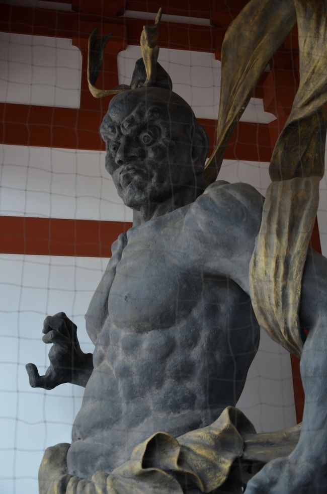 「呍」の仁王像が迎えてくれます。