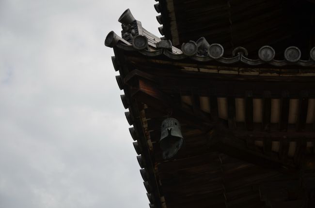 本堂の屋根に付けられた「風鐸」