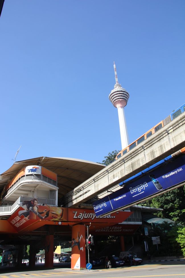 ブキッ・ナナス駅<br /><br />今回宿泊したルネッサンスホテルの最寄り駅です。横断歩道が一応ありますが、歩道用の信号が赤のままの場所もあり、道路を渡るのに注意が必要です。<br />到着した日に、バイクが車にぶつかっていました。<br /><br />奥に見えるのがKLタワーのようです。