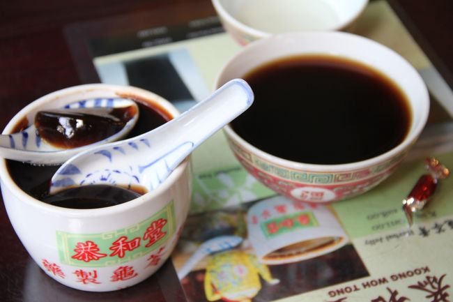 Koong Woh Tong(恭和堂)<br /><br />亀ゼリーという漢方薬たっぷりのゼリーとお茶をいただきました。<br />ちょっと苦いですが、体に良さそう！午前中にもかかわらず地元のお姉さんも立ち寄ってサクサクっと食べていました。<br /><br />ゼリー　小（でも大きい）8RM<br />お茶　小（2種類あります）1.3RM