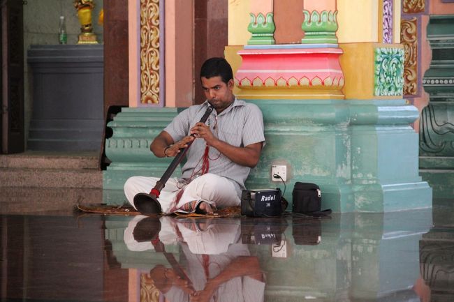 スリ・マハ・マリアマン寺院。<br />カラフルなヒンズー教のお寺です。お昼頃に行ったらちょうどお祈りの時間だったのか、写真のお兄さんがラッパを吹きだして、音楽が鳴る中、人々が集まってきました。30分ほどたくさん祭られている神様それぞれにお祈りを捧げている姿を見ることができ、貴重な体験となりました。<br />外はものすごく暑かったので、石の床に座って休憩にもなりました。<br /><br />中に入る際は、入口手前の左側に靴を預ける場所があります。