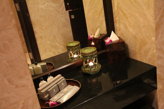 リッツ・カールトン内のスパ、スパ・ヴィレッジ。<br />強すぎないマッサージで、あっという間に寝入ってしまいました。<br />予約当日は、スパ利用者と宿泊客のみが利用できるプール・ジャグジーにも入れます。<br />マレーマッサージ60分でしたが、とても気持ち良かったです。